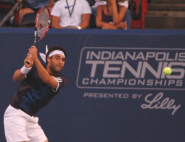 ÎŸ ÎœÎ¬ÏÎºÎ¿Ï‚ Î±Î½Î¿Î¯Î³ÎµÎ¹ Ï„Î·Î½ Î¼Î¬Ï‡Î· ÏƒÏ„Î± Doubles ÏƒÏ„Î·Î½ Î™Î½Ï„Î¹Î±Î½Î¬Ï€Î¿Î»Î·.