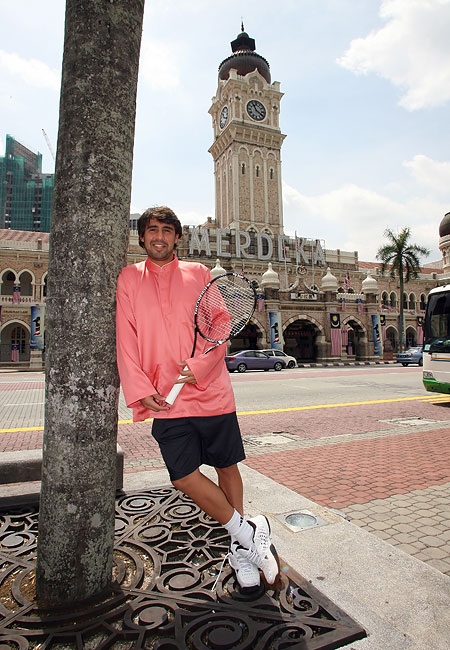 ÎŸ ÎœÎ¬ÏÎºÎ¿Ï‚ ÎºÎ±Î¹ Î¿ Dent ÎµÏ€Î¹ÏƒÎºÎ­Ï€Ï„Î¿Î½Ï„Î±Î¹ Ï„Î·Î½ Independence Square