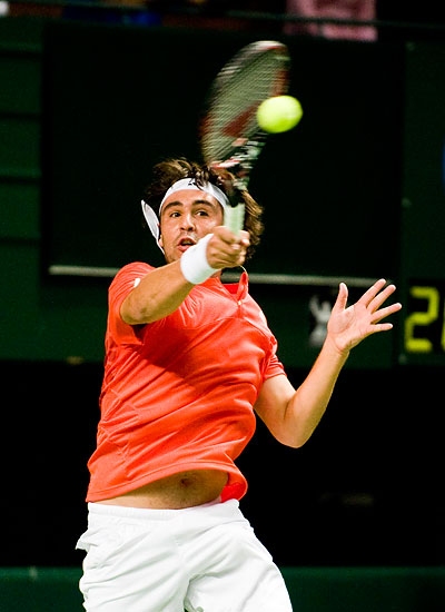 Marcos Cruises Into Quarters